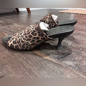 Donald J Pliner Size 8 Slip On Low Heel Leopard Print Shoes Stretchy Top